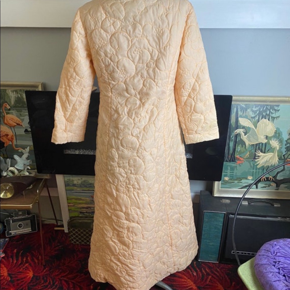 60s vintage quilted robe in peach 🍑 - Picture 6 of 9